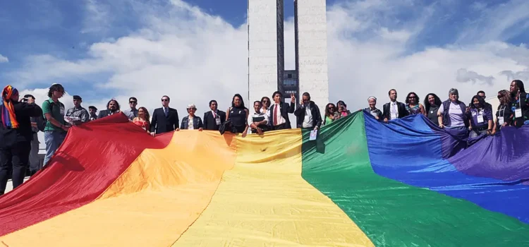 Pessoas bandeira LGBT Congresso Nacional