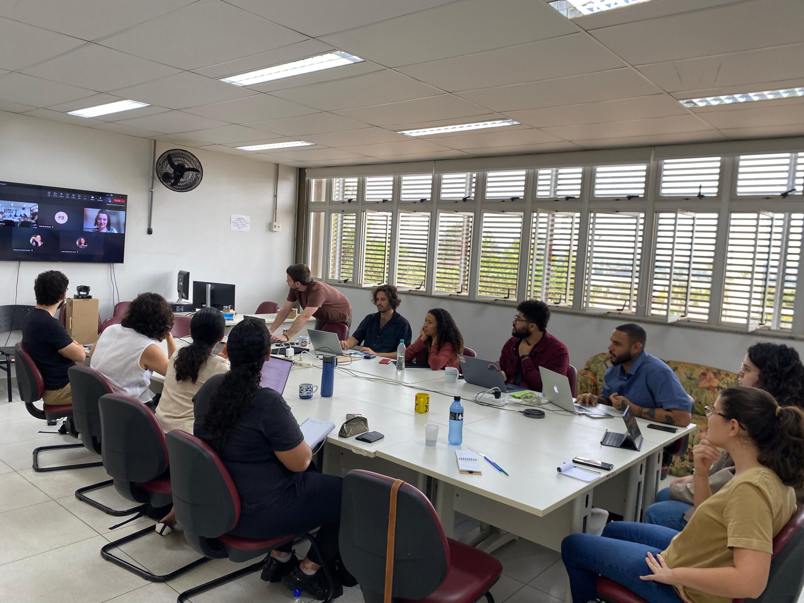 Reunião de estudos do Resocie realizada em 19 de setembro de 2025. Na sala do grupo de pesquisa no Instituto de Ciência Política da UnB.